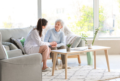 Maintenir ses parents âgés à la maison avec une aide spécialisée