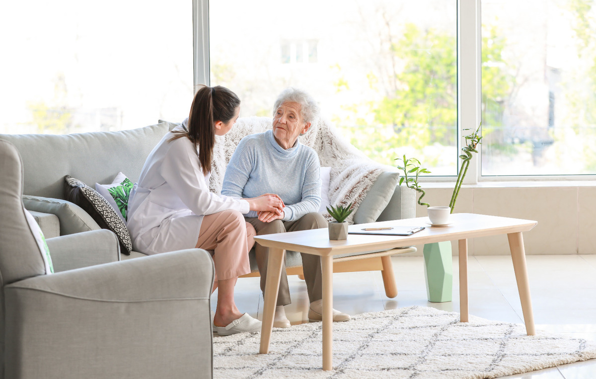 Maintenir ses parents âgés à la maison avec une aide spécialisée